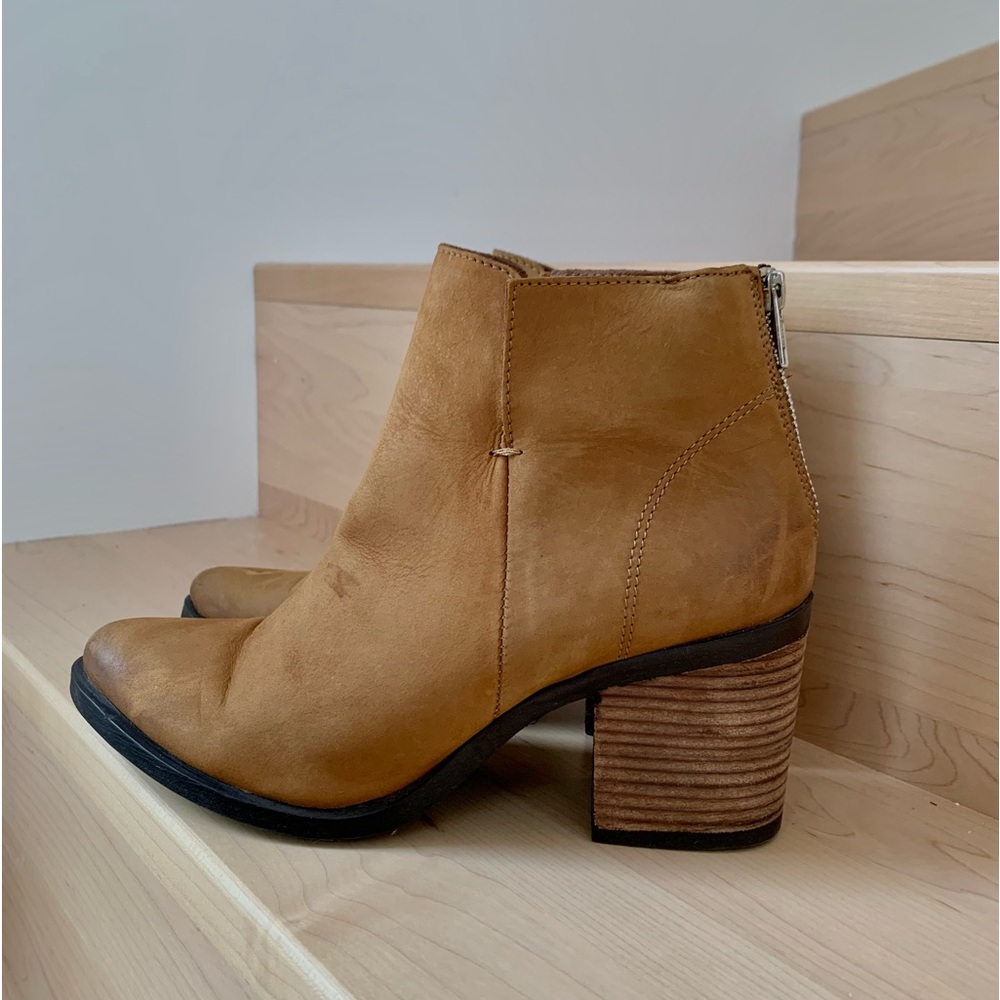 STEVE MADDEN | 10 | Tan Suede Chelsea Style Ankle Boots